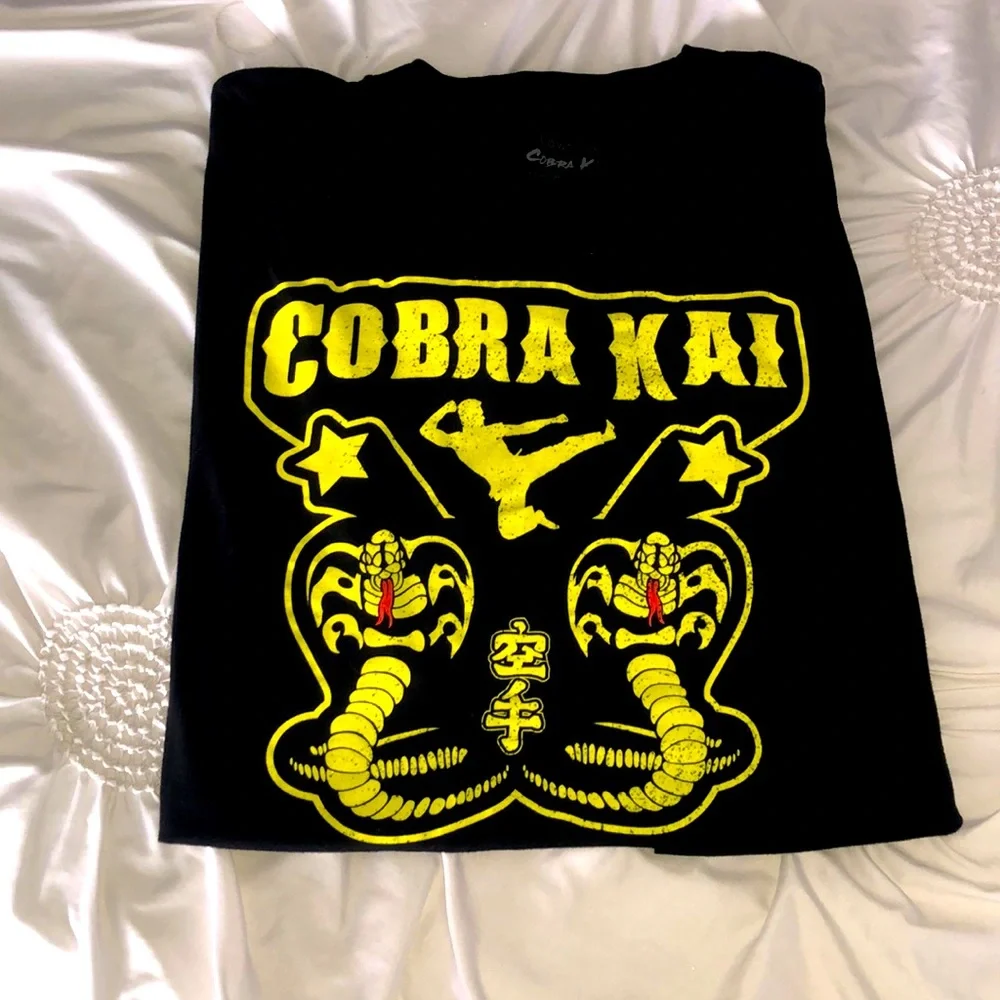 5/$25 BRAND NEW MENS BLACK COBRA KAI TSHIRT - Picture 2 of 4